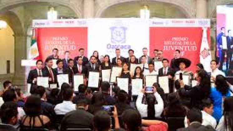 Entrega Alejandro Murat Premio Estatal de la Juventud 2018