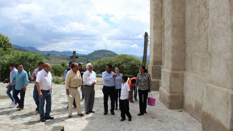 Sinfra rehabilita escuela y templos en San Agustín Etla 