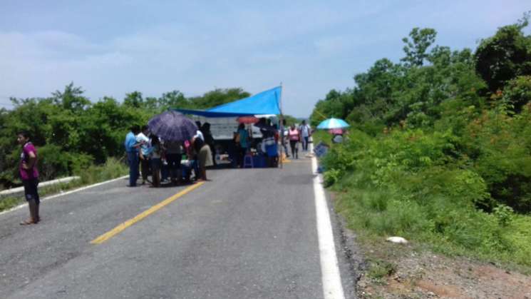 Chontales cierran carretera en San Pedro Huamelula