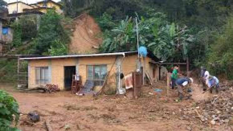 2 niños y 4 adultos mueren por derrumbe en San Pedro Ocotepec