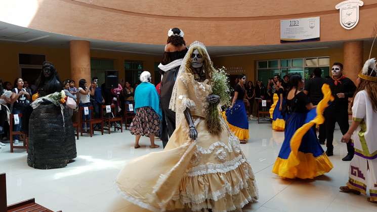 Muerteada por Ayotzinapan en la UABJO