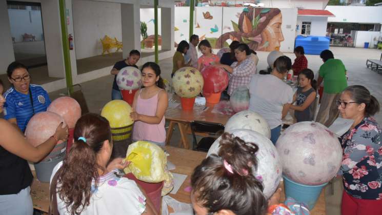 Imparten taller sobre elaboración de lámparas de papel 