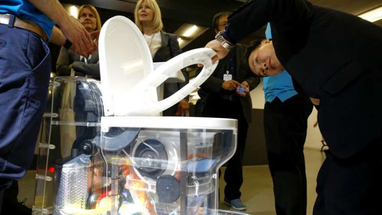 Bill y Melinda Gates presentan inodoro que funciona sin agua