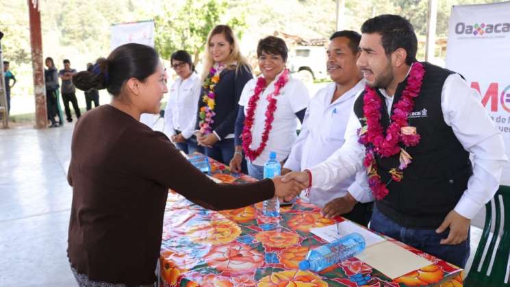 Entrega Icapet créditos a mujeres en Santiago Xochiltepec