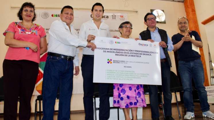 55 misceláneas de la Mixteca reciben equipamiento productivo