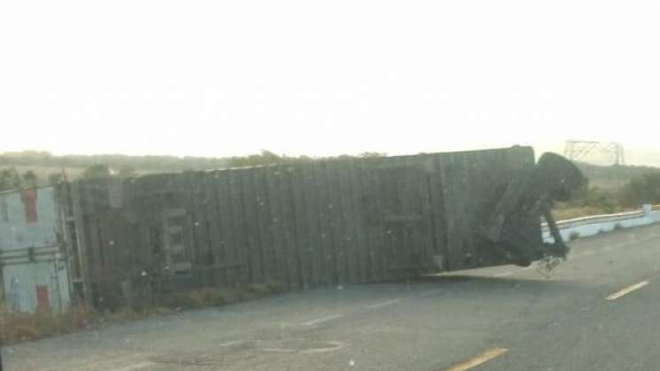  Vuelcan tráiler en el Istmo por fuertes vientos : CEPCO