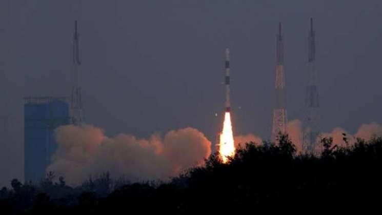 La India lanza con éxito 31 satelites para estudiar a la tierra