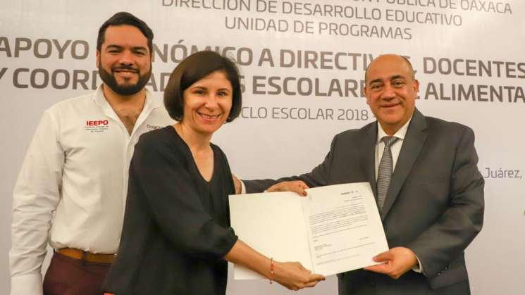 Entrega IEEPO estímulos a docentes y coordinadores de 890 centros