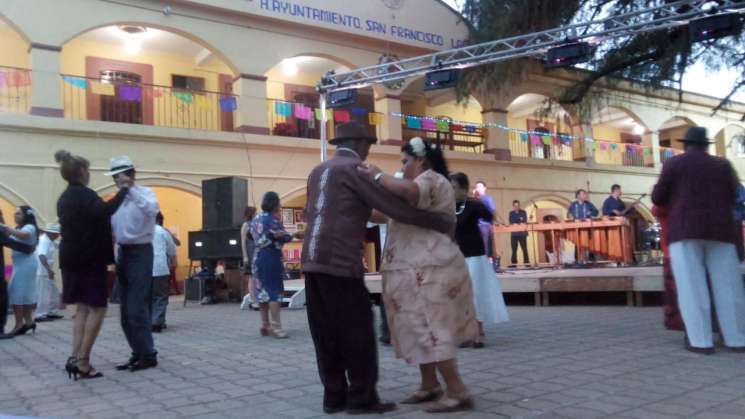 Con danzón continúan festejos en San Francisco Lachigoló