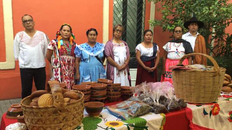 Presentan primer libro a nivel nacional “Oaxaca y sus Cocineras