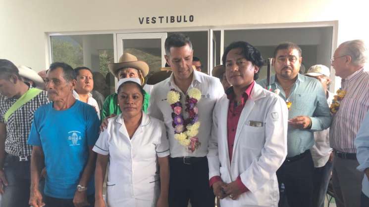 AMH inaugura obras en Santos Reyes Nopala