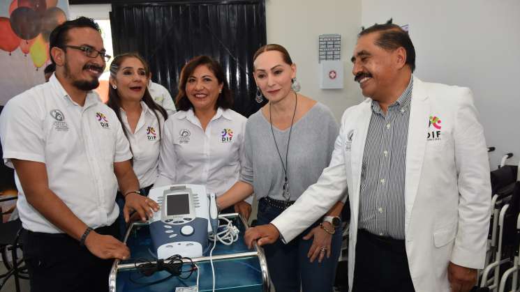 Entrega DIF Municipal aparatos funcionales y auditivos 