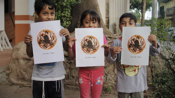 Distribuyen cuaderno con vocabulario en español y zapoteco 