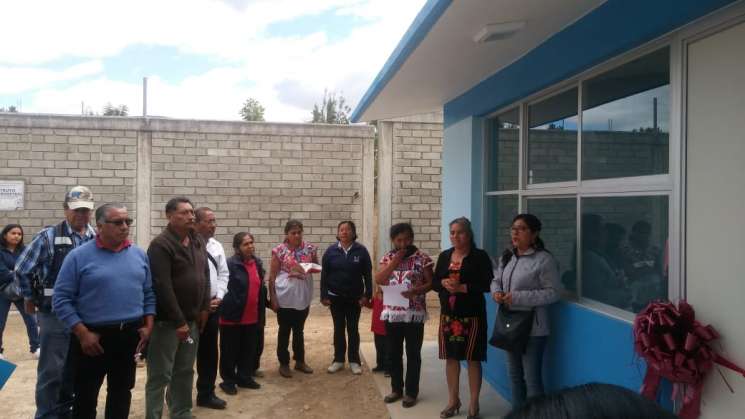 En Zaachila mejoran la infraestructura y entrega de aulas  