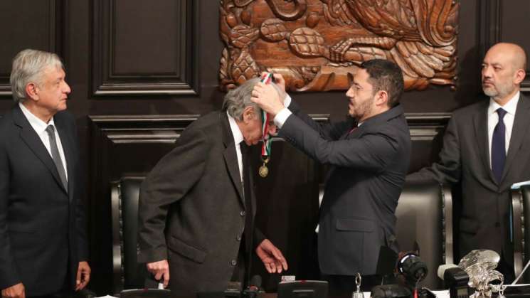 Recibe Carlos Payán, la medalla 