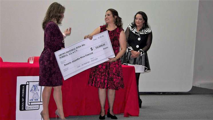  Alex M. Fourzan recibe premio de Novela Corta Rosa Ma. Porrúa