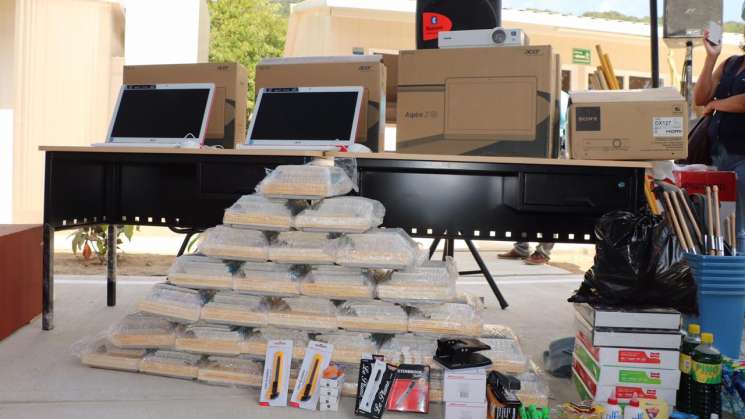 Entrega IEEPO insumos a Primaria de Santa María Huatulco