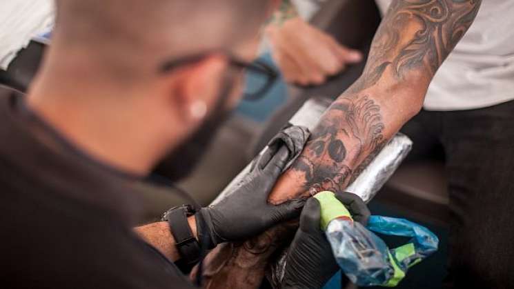 Alertan por tatuajes baratos, afecta la salud