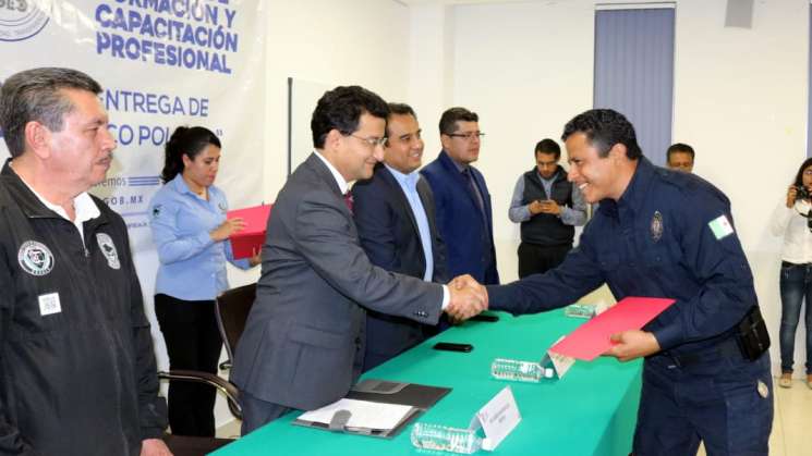 Entrega Fiscalía Certificado Único Policial a 39 agentes 