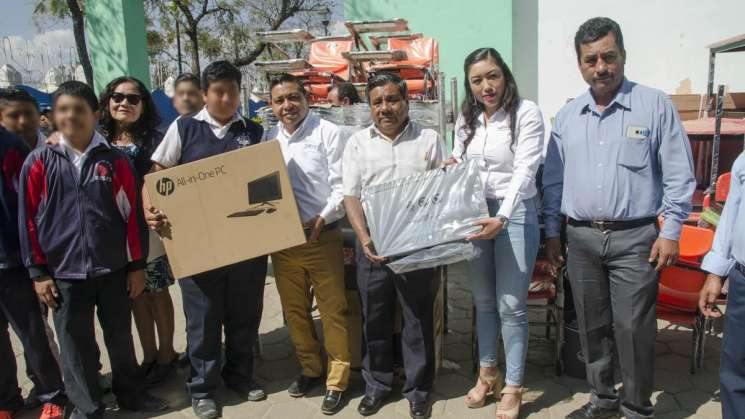 Entrega IEEPO insumos a escuelas de Santa María Atzompa