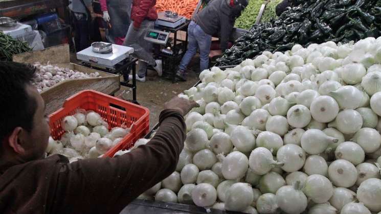 Anuncia Profeco aumento a cebolla y azúcar, baja el jitomate