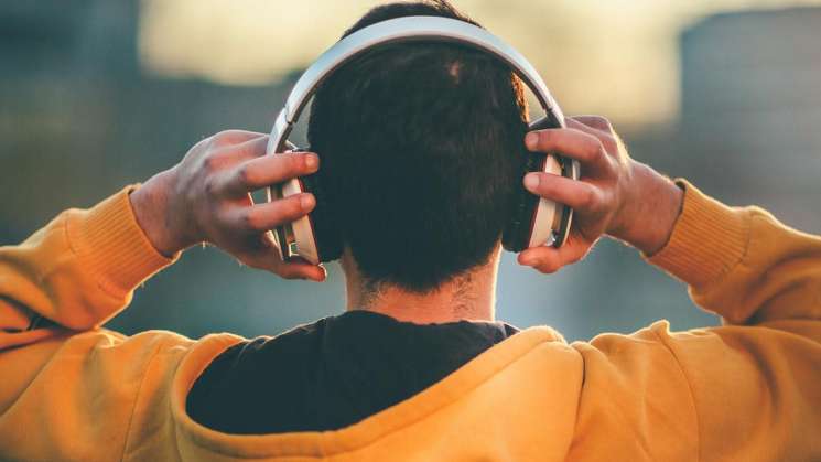 Uso De Auriculares Inalámbricos Podría Causar Cáncer: Estudio