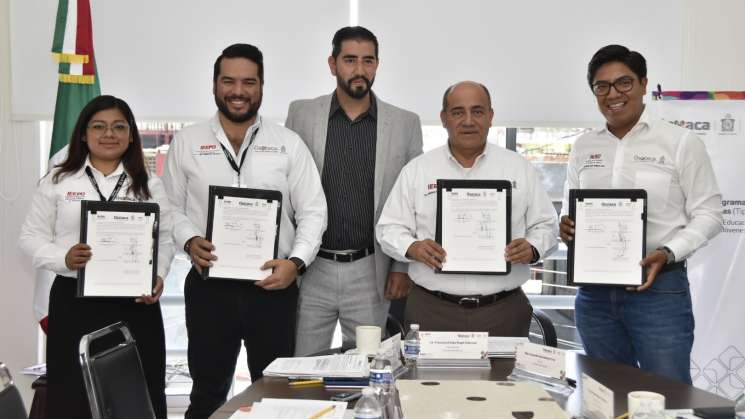 Entregará IEEPO 624 becas a madres estudiantes y embarazadas