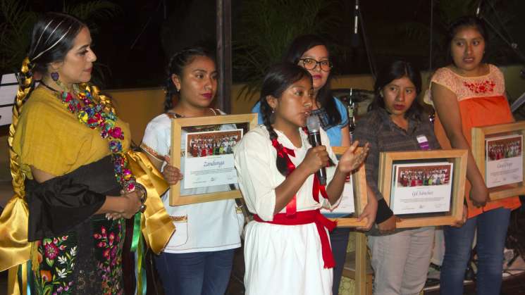 Lila Downs comprometida con la educación de mujeres oaxaqueñas