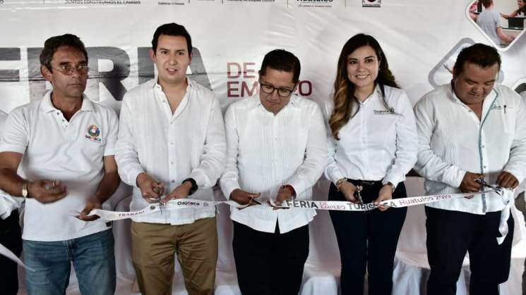 Acercan a Huatulco oportunidades laborales y microcréditos 