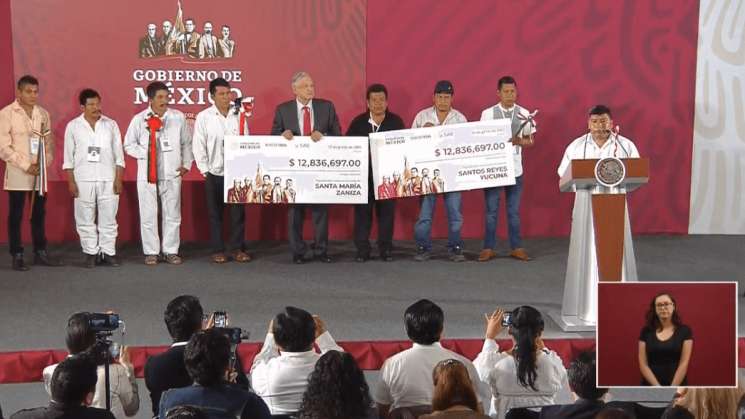 Reciben apoyos  Santos Reyes Yucuná y Santa María Zaniza