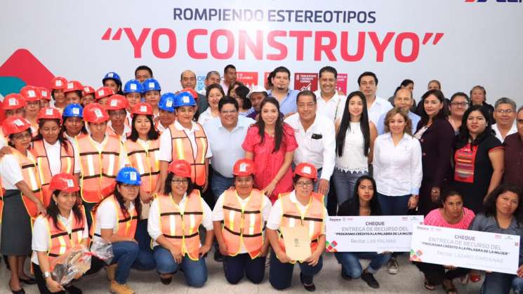 Egresa 1ra generación de mujeres mixtecas de taller Yo Construyo