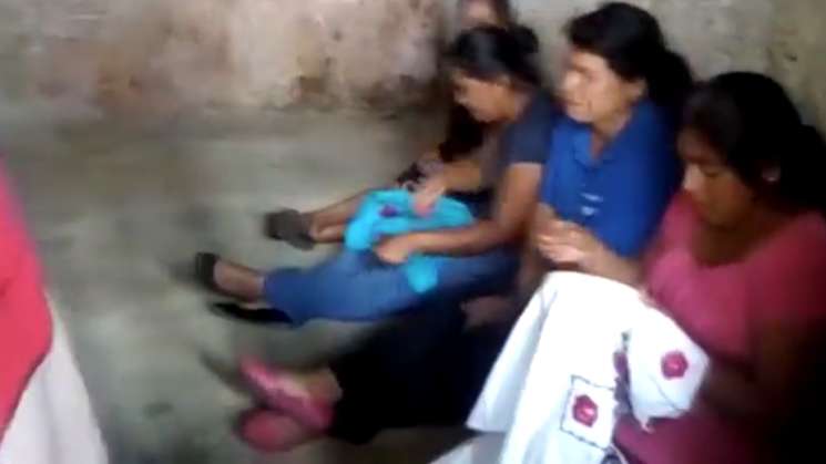 Mujeres mixes de Alotepec, denuncian a Adelfo Regino Montes 