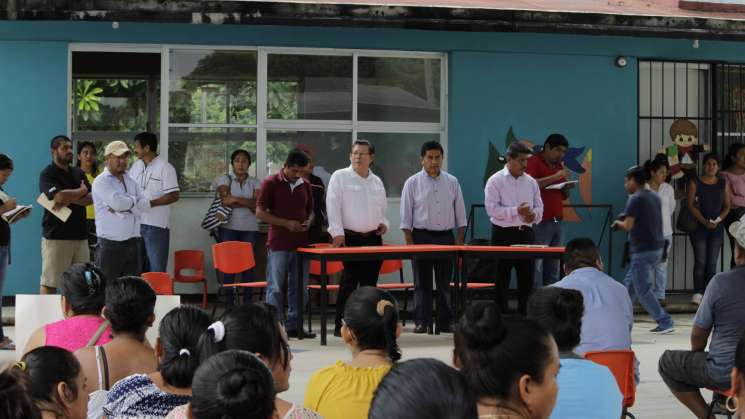 Cumple IEEPO con atención de docentes en San Francisco La Paz