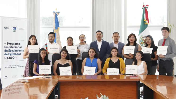 Egresados y egresadas de la UABJO ganan Premio Ceneval 