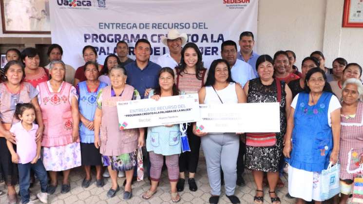 Mujeres de Santo Tomás Jalietza reciben Créditos a la Palabra