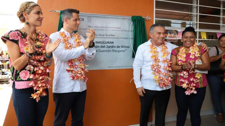 Entrega Alejandro Murat reconstrucción de escuela en Ixtaltepec