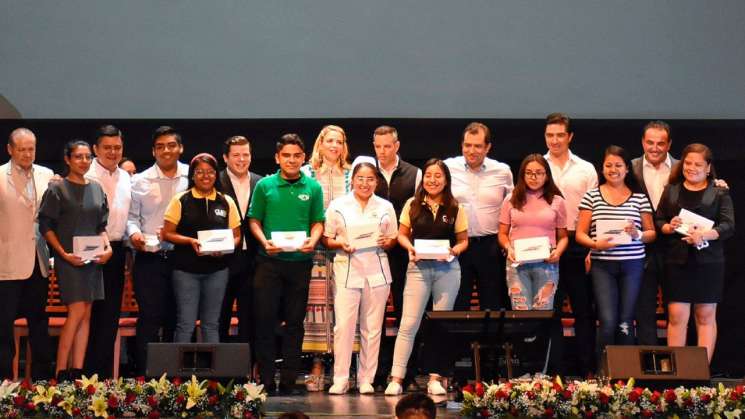 Entregan premios a ganadores del premio estatal de la Juventud