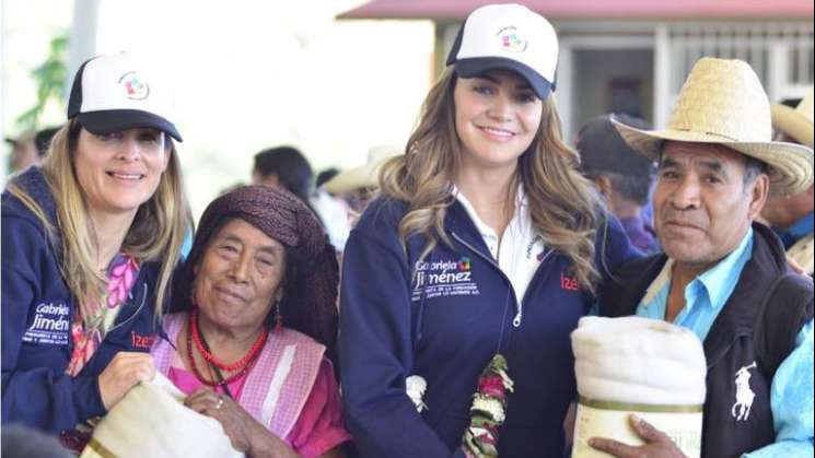 Fundación y diputados entregan cobijas a familias de Oaxaca