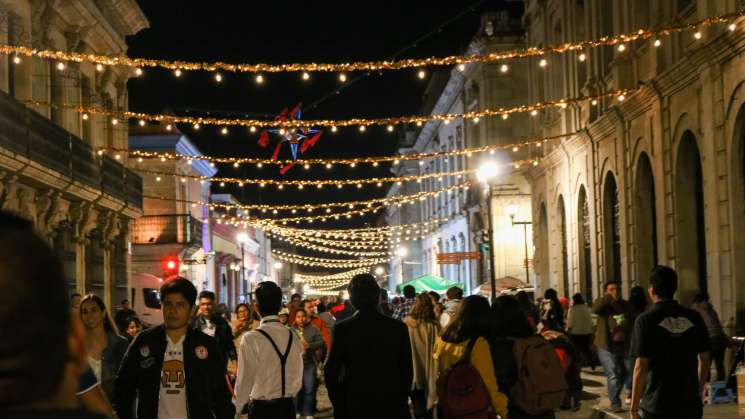 Zócalo y calles de la capital se visten con colores navideños
