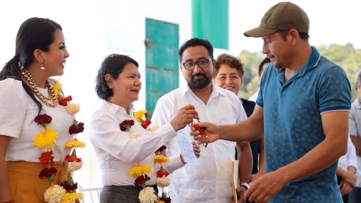 Reciben equipo 60 pescadores de la Costa oaxaqueña