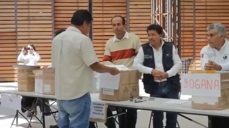 Otorga IEEPO títulos de propiedad a 479 planteles educativos