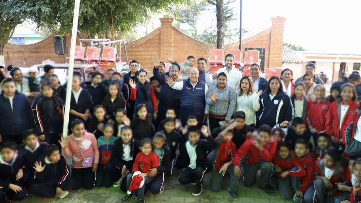 Mobiliario y equipo nuevo a 7 escuelas de San Pablo Etla: IEEPO