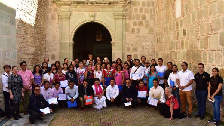 47 egresados en traducción e interpretación de lenguas indígenas