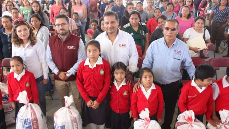 Entrega DIF Municipal de Oaxaca de Juárez estímulos a estudiantes
