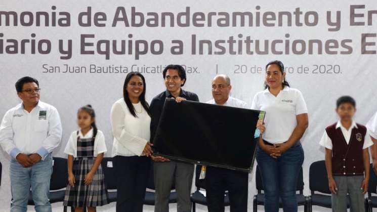 Entrega IEEPO mobiliario y equipo a 28 escuelas de Cuicatlán