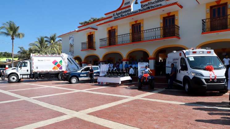 Alejandro Murat  refrenda compromiso con Santa María Colotepec