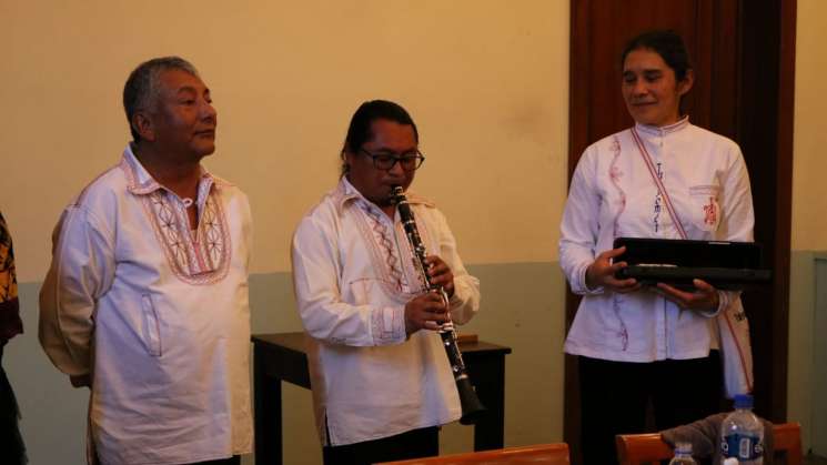  Entregan instrumentos musicales en San Pedro y San Pablo Ayutla 