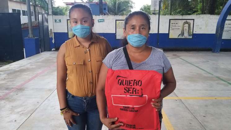 En Oaxaca reciben familias útiles escolares donados por ACNUR