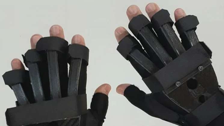 Brasileño crean guantes biónicos para pianista lisiado