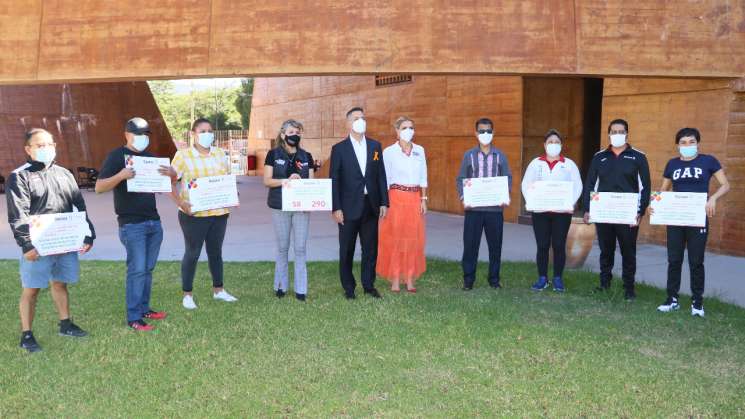 Entregan estímulos económicos a  entrenadoras y entrenadores 